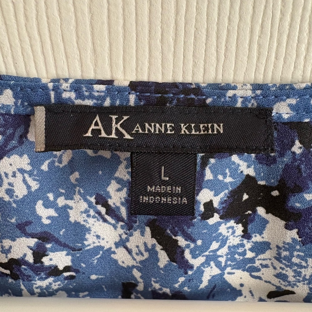 Anne Klein Blue Floral Blouse Size L Pleated Front Short Sleeve Career Office - Picture 4 of 5